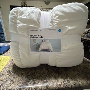 Room Essentials Soft White Comforter